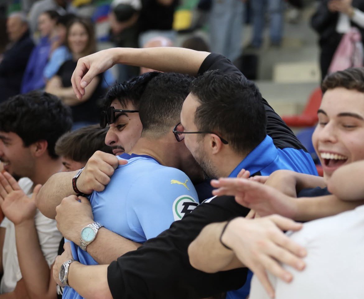 vulgoespanhol's tweet photo. Não nos dá de comer, mas dá-nos a alegria de viver!!
Amo-te desde os pelados da distrital aos palcos que vamos pisar, do masculino ao feminino, das modalidades ao futebol!
“É mais que uma paixão, algo que não sei dizer”
Para sempre lado a lado meu amor 💙 https://t.co/R4E9kfW1dB