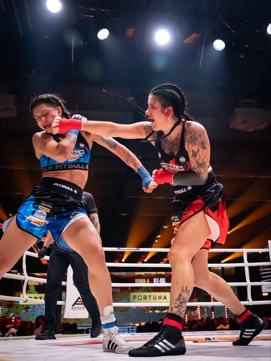 FightmodeX's tweet photo. Co-main event. Kilka rund. Dwie zawodniczki, które nie znały słowa "odpuść". 🔥

Dominika Rybak vs Jessica Kusz — jednogłośna decyzja, ale ta walka nie była prosta dla nikogo. ⚔️

Powtórkę tej walki możesz obejrzeć w PPV — link w bio. https://t.co/Y6dQ9itAB3