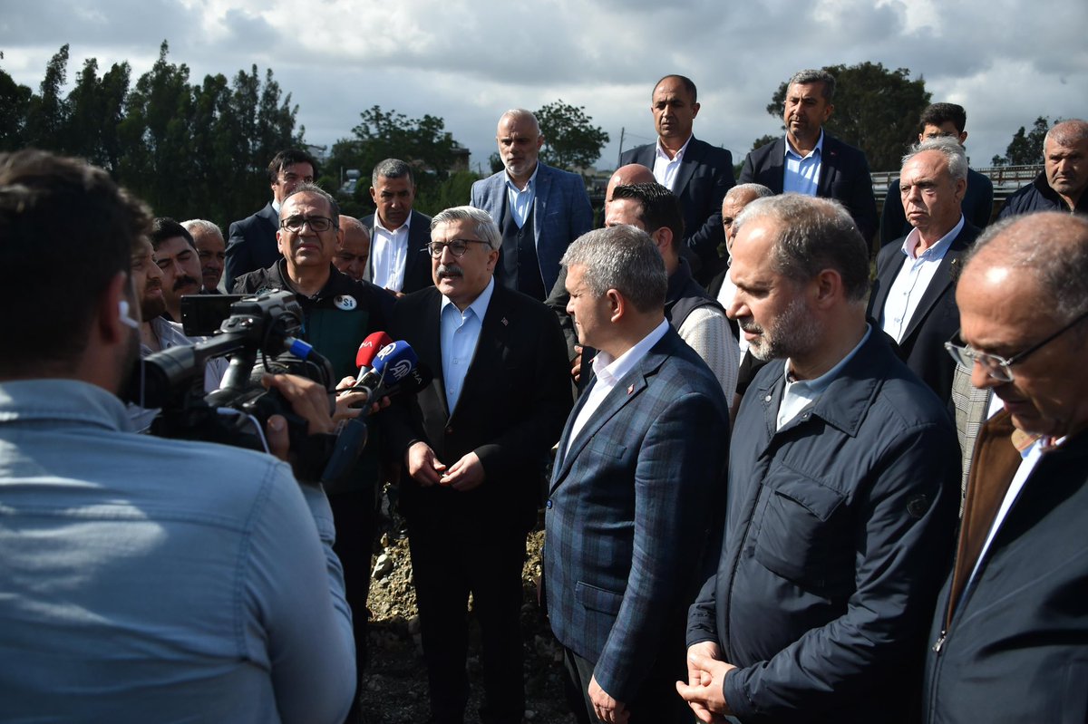 HuseyinYayman's tweet photo. 📍 Hatay

Samandağ’da basın açıklaması gerçekleştirdik, sel felaketinden etkilenen bölgelerde yürütülen çalışmaları yerinde inceledik.

Mızraklı Mahallemizde Favvar Deresi’nin taşması ve Çöğürlü Mahallemizde Asi Nehri’nin taşkını sonucu meydana gelen zararları yerinde inceleyerek hemşehrilerimizle bir araya geldik.

Hemşehrilerimize geçmiş olsun dileklerimizi iletip bölgede yürütülen çalışmaları değerlendirdik.

Hatay’ımızın her köşesinde olduğu gibi Samandağ’da da devletimiz tüm imkânlarıyla sahadadır ve hemşehrilerimizin yanındadır.

Sel felaketinde hayatını kaybeden vatandaşlarımızı bir kez daha rahmetle anıyor, ailelerine sabır diliyor; tüm hemşehrilerimize geçmiş olsun dileklerimi iletiyorum.