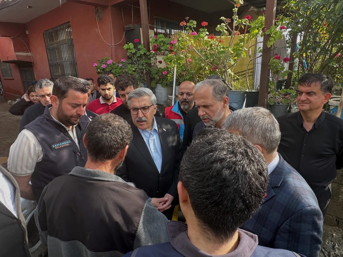 HuseyinYayman's tweet photo. 📍 Hatay

Samandağ’da basın açıklaması gerçekleştirdik, sel felaketinden etkilenen bölgelerde yürütülen çalışmaları yerinde inceledik.

Mızraklı Mahallemizde Favvar Deresi’nin taşması ve Çöğürlü Mahallemizde Asi Nehri’nin taşkını sonucu meydana gelen zararları yerinde inceleyerek hemşehrilerimizle bir araya geldik.

Hemşehrilerimize geçmiş olsun dileklerimizi iletip bölgede yürütülen çalışmaları değerlendirdik.

Hatay’ımızın her köşesinde olduğu gibi Samandağ’da da devletimiz tüm imkânlarıyla sahadadır ve hemşehrilerimizin yanındadır.

Sel felaketinde hayatını kaybeden vatandaşlarımızı bir kez daha rahmetle anıyor, ailelerine sabır diliyor; tüm hemşehrilerimize geçmiş olsun dileklerimi iletiyorum.
