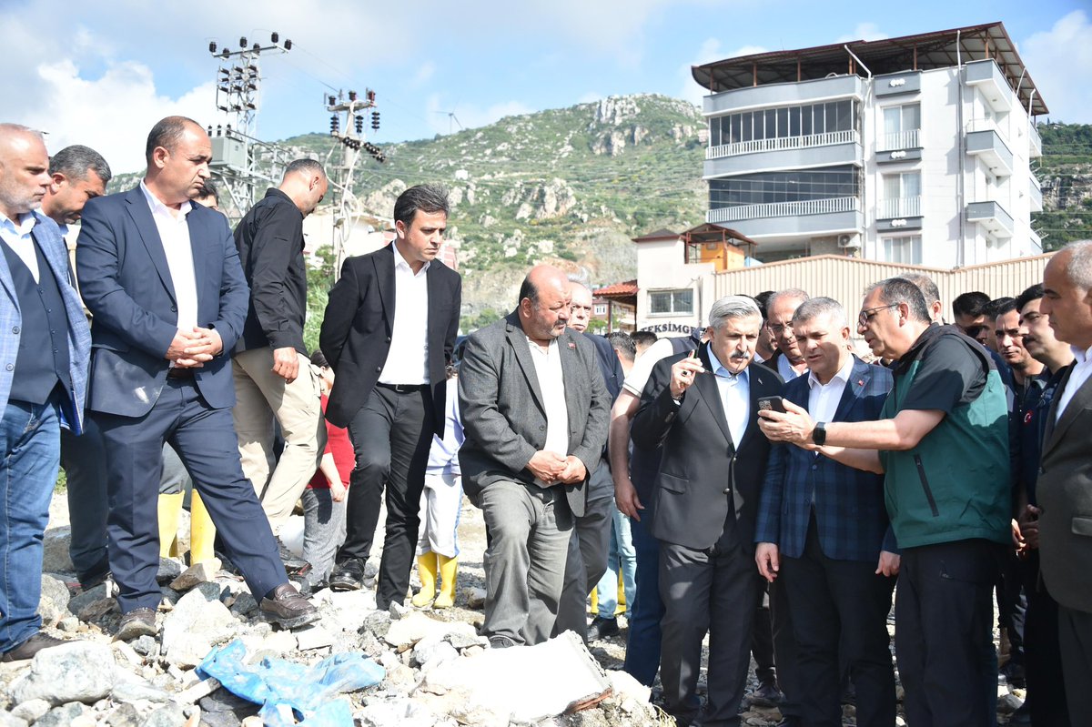HuseyinYayman's tweet photo. 📍 Hatay

Samandağ’da basın açıklaması gerçekleştirdik, sel felaketinden etkilenen bölgelerde yürütülen çalışmaları yerinde inceledik.

Mızraklı Mahallemizde Favvar Deresi’nin taşması ve Çöğürlü Mahallemizde Asi Nehri’nin taşkını sonucu meydana gelen zararları yerinde inceleyerek hemşehrilerimizle bir araya geldik.

Hemşehrilerimize geçmiş olsun dileklerimizi iletip bölgede yürütülen çalışmaları değerlendirdik.

Hatay’ımızın her köşesinde olduğu gibi Samandağ’da da devletimiz tüm imkânlarıyla sahadadır ve hemşehrilerimizin yanındadır.

Sel felaketinde hayatını kaybeden vatandaşlarımızı bir kez daha rahmetle anıyor, ailelerine sabır diliyor; tüm hemşehrilerimize geçmiş olsun dileklerimi iletiyorum.