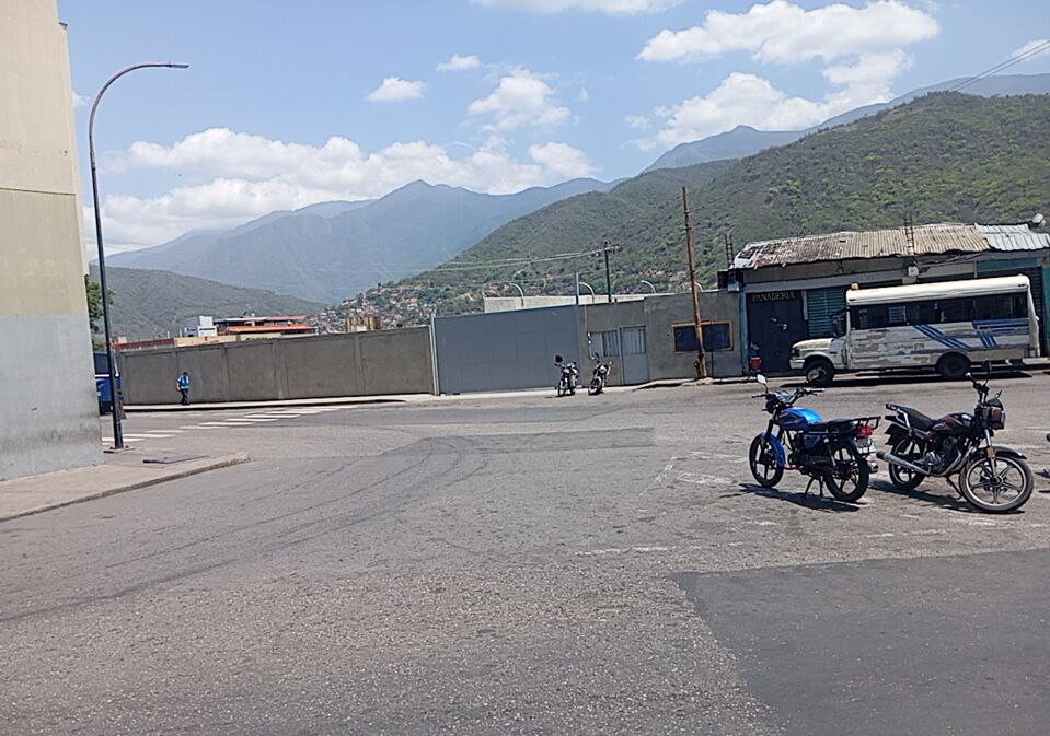 chichiccs's tweet photo. Es necesario que arreglen las aceras de las calles Comercio y Páez, están muy deterioradas @MueveteGuarenas @TortoleroFM desde la abg hasta el provincial y desde la plaza bolivar igualmente hasta el provincial, es imposible poder caminar bien y no doblarte el pie. https://t.co/fz4unnCaz3