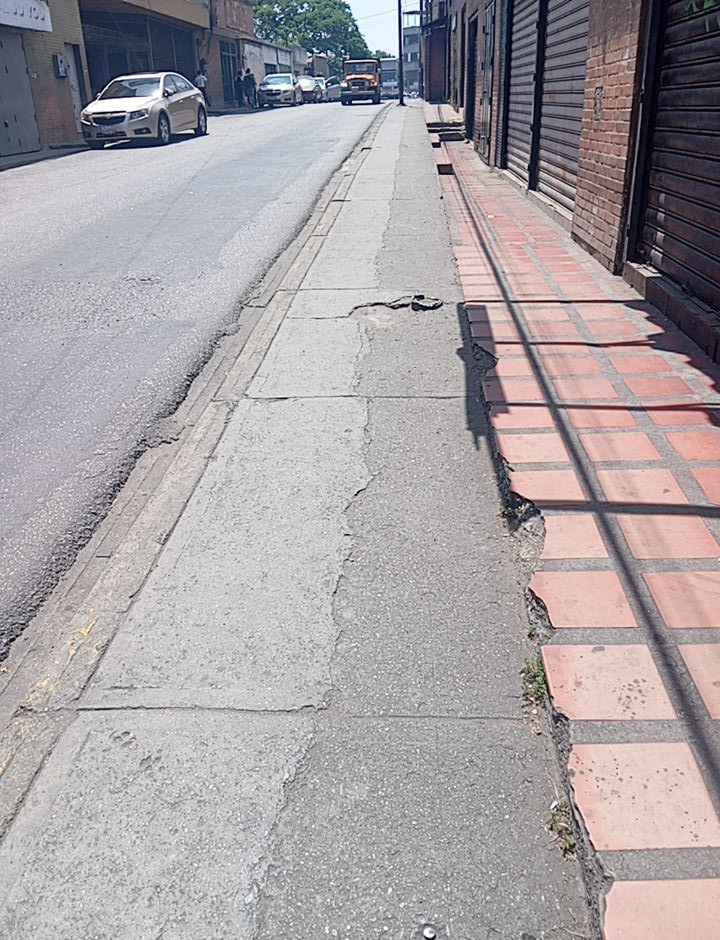 chichiccs's tweet photo. Es necesario que arreglen las aceras de las calles Comercio y Páez, están muy deterioradas @MueveteGuarenas @TortoleroFM desde la abg hasta el provincial y desde la plaza bolivar igualmente hasta el provincial, es imposible poder caminar bien y no doblarte el pie. https://t.co/fz4unnCaz3