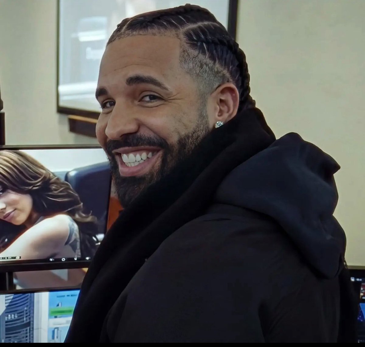 tmixed's tweet photo. @OVODocket breaking news, try tried to kill him but the boy prevails 🥶 https://t.co/5EXlmRlFjm