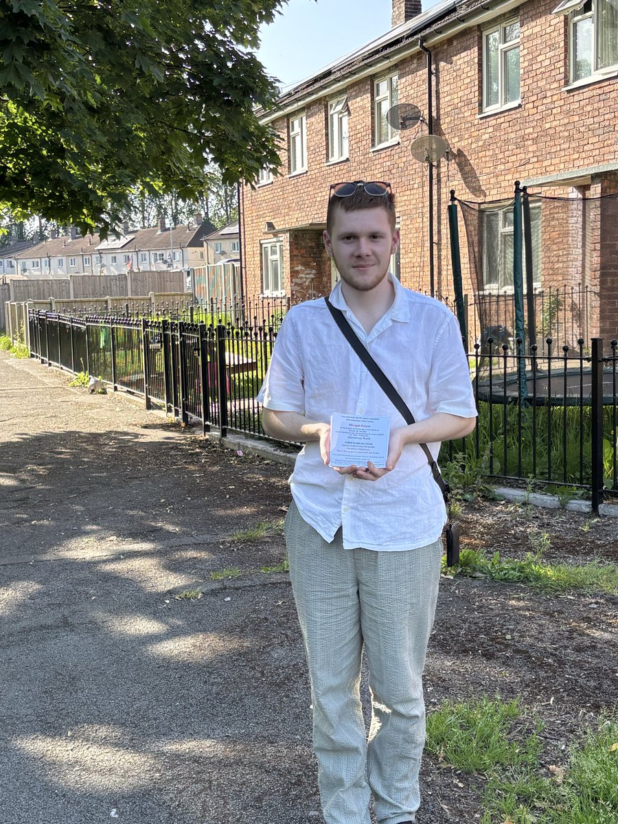 DanaRuabon's tweet photo. Fabulous (&amp; sweltering!) day talking to residents in #Queensway @wrexham with our brilliant and local ‘Caia born &amp; bred’ by-election candidate @cllrmorganp 
🙏 for taking the time to chat with us and all your kind offers of cold drinks 😰 

@WelshLabour @WRX_Labour https://t.co/CjEWAEtPNo