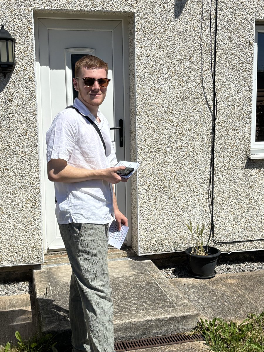 DanaRuabon's tweet photo. Fabulous (&amp; sweltering!) day talking to residents in #Queensway @wrexham with our brilliant and local ‘Caia born &amp; bred’ by-election candidate @cllrmorganp 
🙏 for taking the time to chat with us and all your kind offers of cold drinks 😰 

@WelshLabour @WRX_Labour https://t.co/CjEWAEtPNo