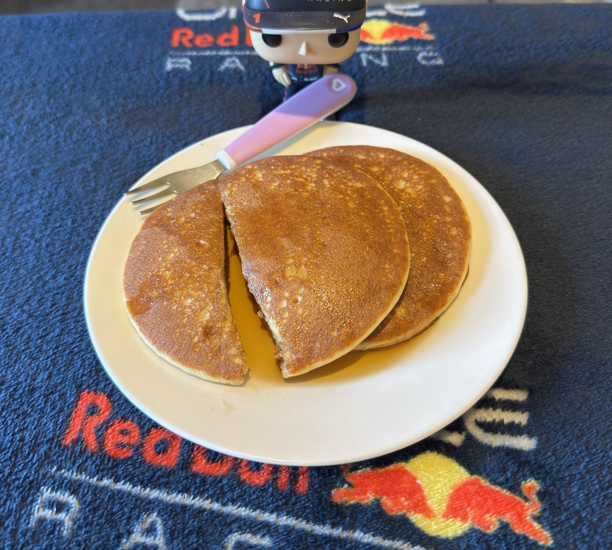 ArgyllSeaGlass's tweet photo. Woohoo #MikesSnacks are back π€€
For the Canadian Grand Prix Iβve decided to revisit the delicious Nanaimo bars & of course had to add Maple pancakes with maple syrup π π
All the usual extras even tho itβs 9pm including 3 Red Bulls ππ€£
Have destroyed the kitchen too π¬ https://t.co/mP3lepXfPa