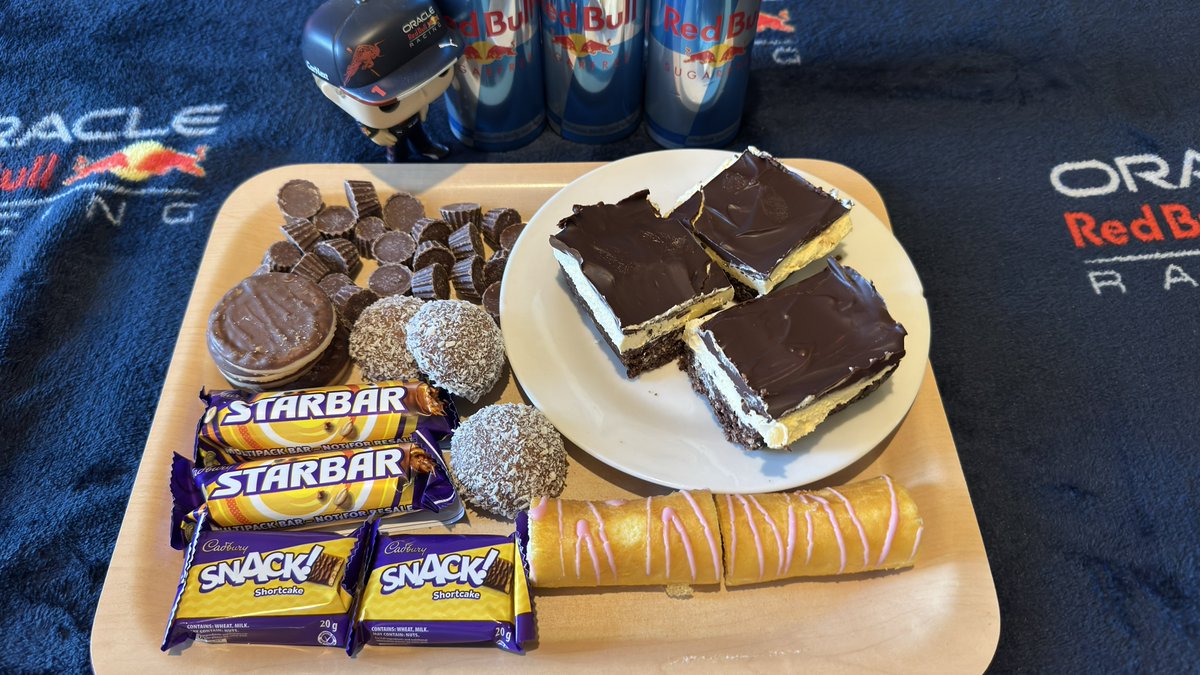 ArgyllSeaGlass's tweet photo. Woohoo #MikesSnacks are back π€€
For the Canadian Grand Prix Iβve decided to revisit the delicious Nanaimo bars & of course had to add Maple pancakes with maple syrup π π
All the usual extras even tho itβs 9pm including 3 Red Bulls ππ€£
Have destroyed the kitchen too π¬ https://t.co/mP3lepXfPa