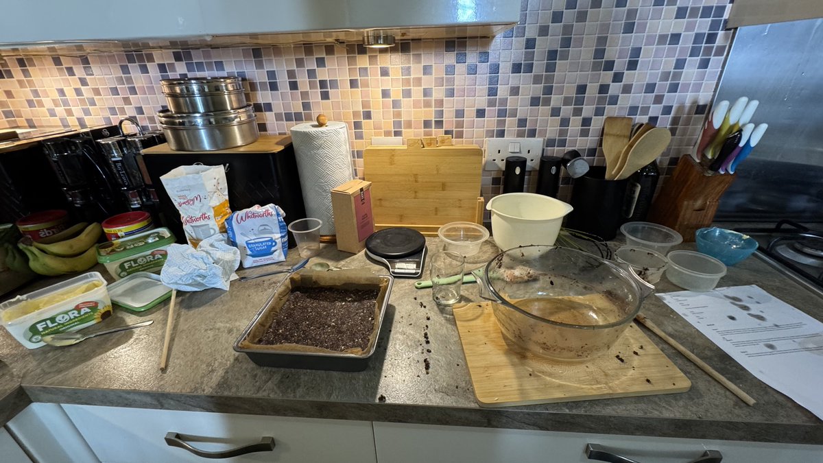 ArgyllSeaGlass's tweet photo. Woohoo #MikesSnacks are back π€€
For the Canadian Grand Prix Iβve decided to revisit the delicious Nanaimo bars & of course had to add Maple pancakes with maple syrup π π
All the usual extras even tho itβs 9pm including 3 Red Bulls ππ€£
Have destroyed the kitchen too π¬ https://t.co/mP3lepXfPa