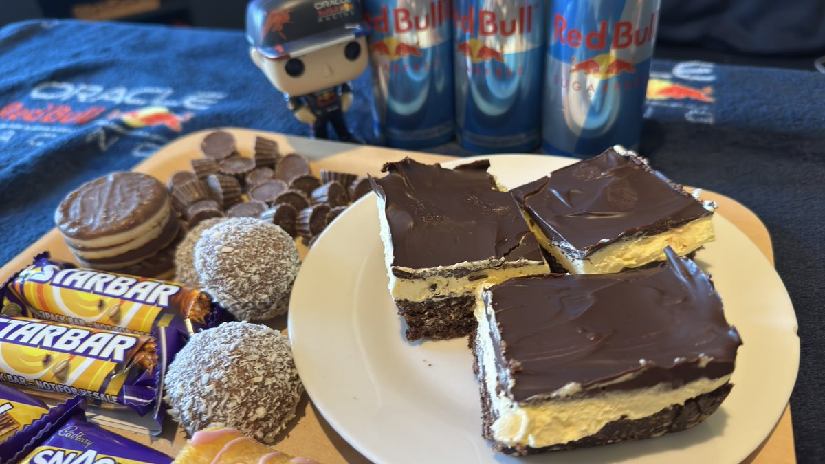 ArgyllSeaGlass's tweet photo. Woohoo #MikesSnacks are back π€€
For the Canadian Grand Prix Iβve decided to revisit the delicious Nanaimo bars & of course had to add Maple pancakes with maple syrup π π
All the usual extras even tho itβs 9pm including 3 Red Bulls ππ€£
Have destroyed the kitchen too π¬ https://t.co/mP3lepXfPa