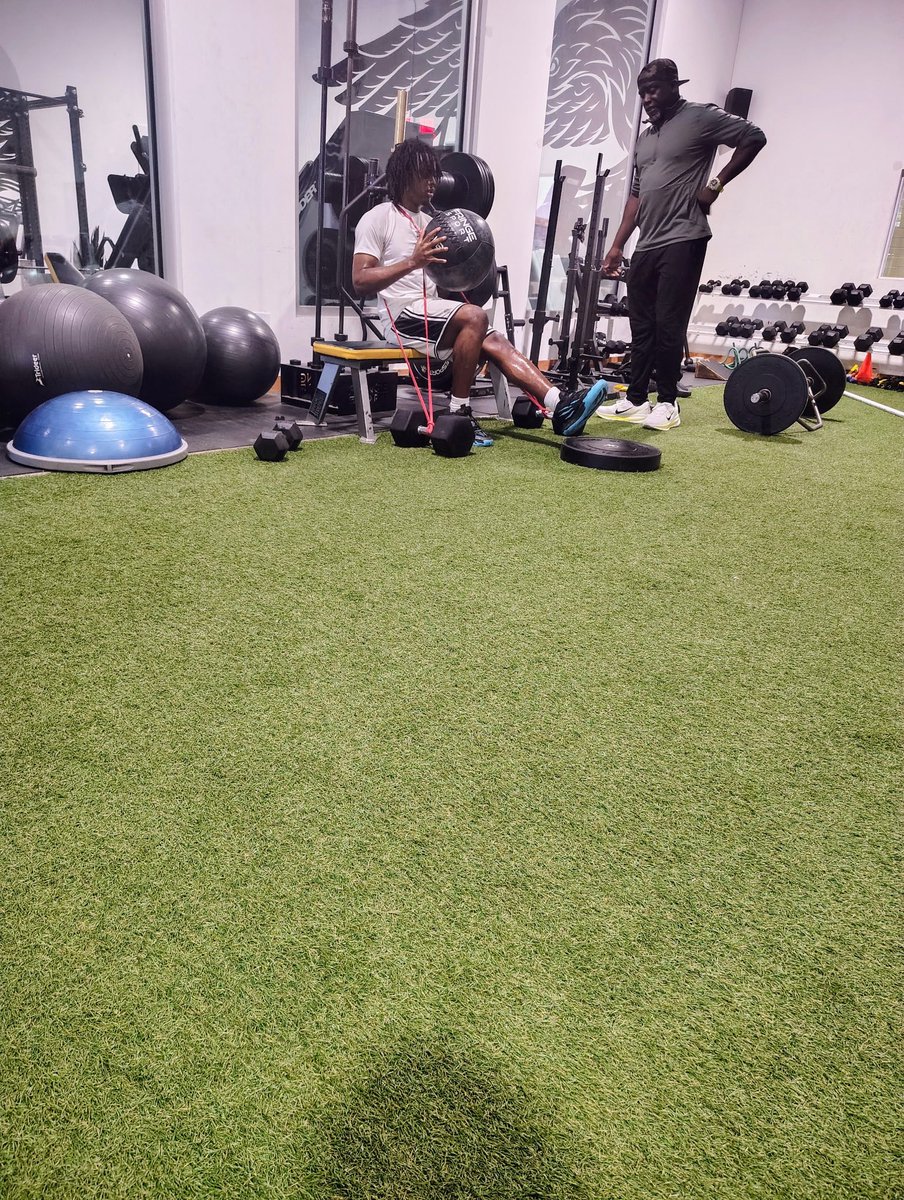 Trace_Lamar's tweet photo. Was able to get some work in with UT/LBJ football alumni Shon Mitchell this morning. 1% better each day🙏�� #itsjustwork

@TexasRecruiting @Coach_Fenner6 @CoachWEFritz @TexasLonghorns https://t.co/8btnlXTPpl