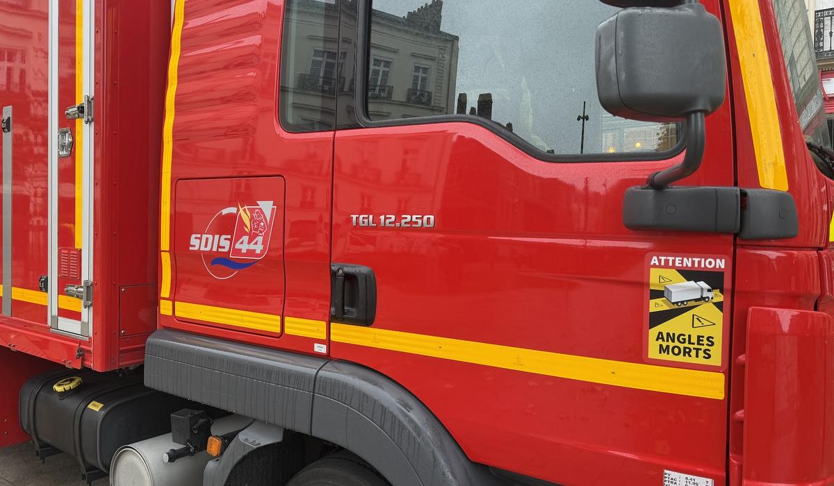 actu44's tweet photo. Besné : incendie d'un manoir abandonné ce dimanche à 18 h 04, lieu-dit La Jolevaie. 19 pompiers, 5 engins du SDIS 44. Feu rapidement maîtrisé. Aucune victime. @SDIS44 https://t.co/97oUpbbEUD