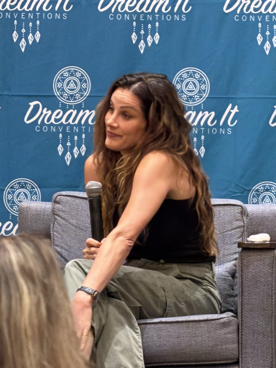 lndseymorgann's tweet photo. stefania going 🤷🏻‍♀️🤷🏻‍♀️🤷🏻‍♀️ https://t.co/kdtKFPhnlN