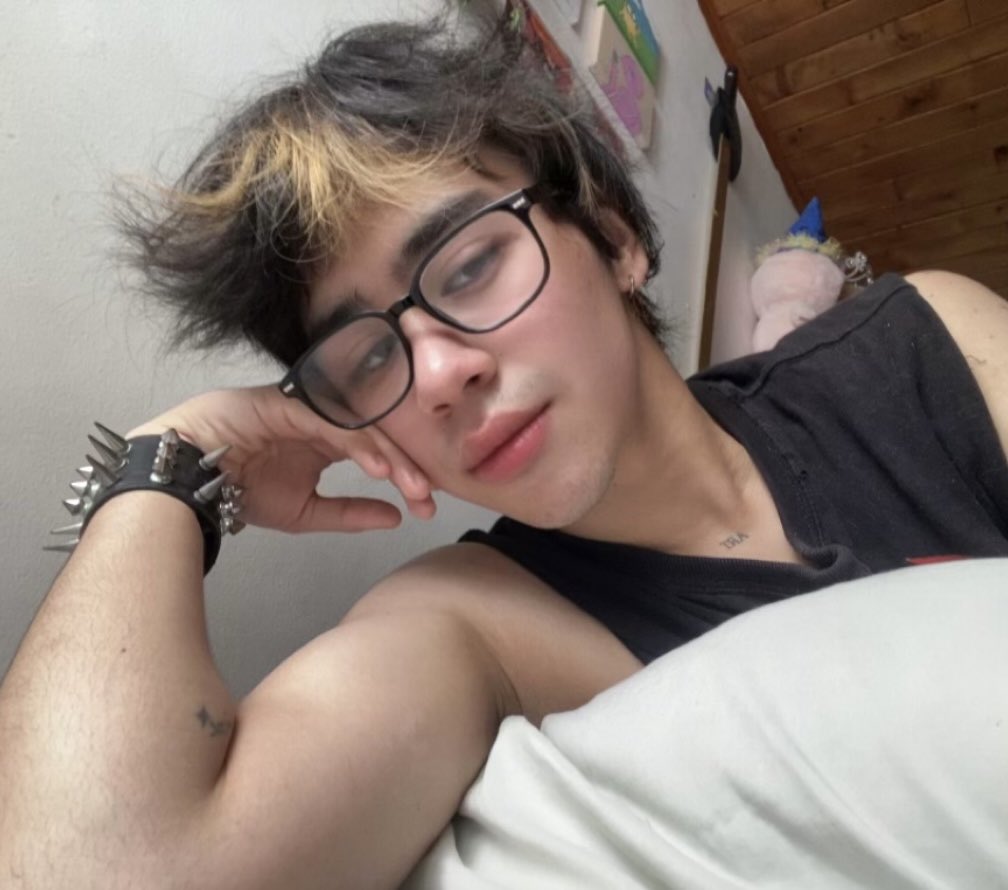 theGoodJules's tweet photo. Soy tu Tipo ideal 👓💀
#nerd #boy #twink #emo https://t.co/QbUitCtsfZ