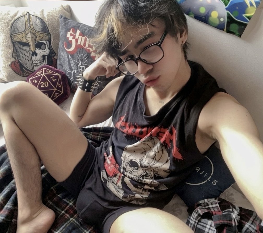 theGoodJules's tweet photo. Soy tu Tipo ideal 👓💀
#nerd #boy #twink #emo https://t.co/QbUitCtsfZ