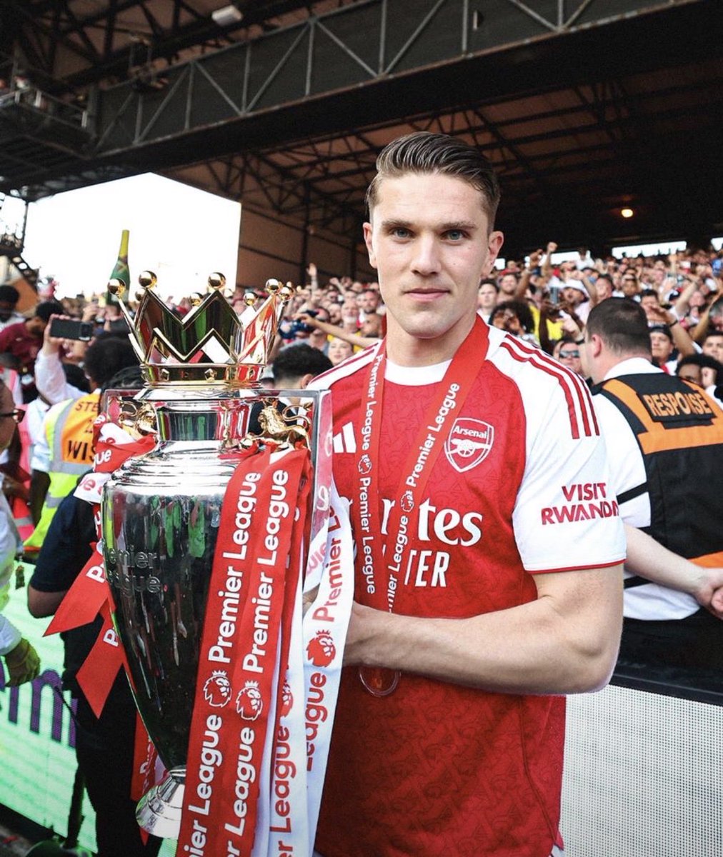 Destofluke's tweet photo. Victor gyokeres is the best striker in the league… show me a better striker I will deactivate 💥💥 first of many trophies for Arsenal https://t.co/k8oWRokUsB