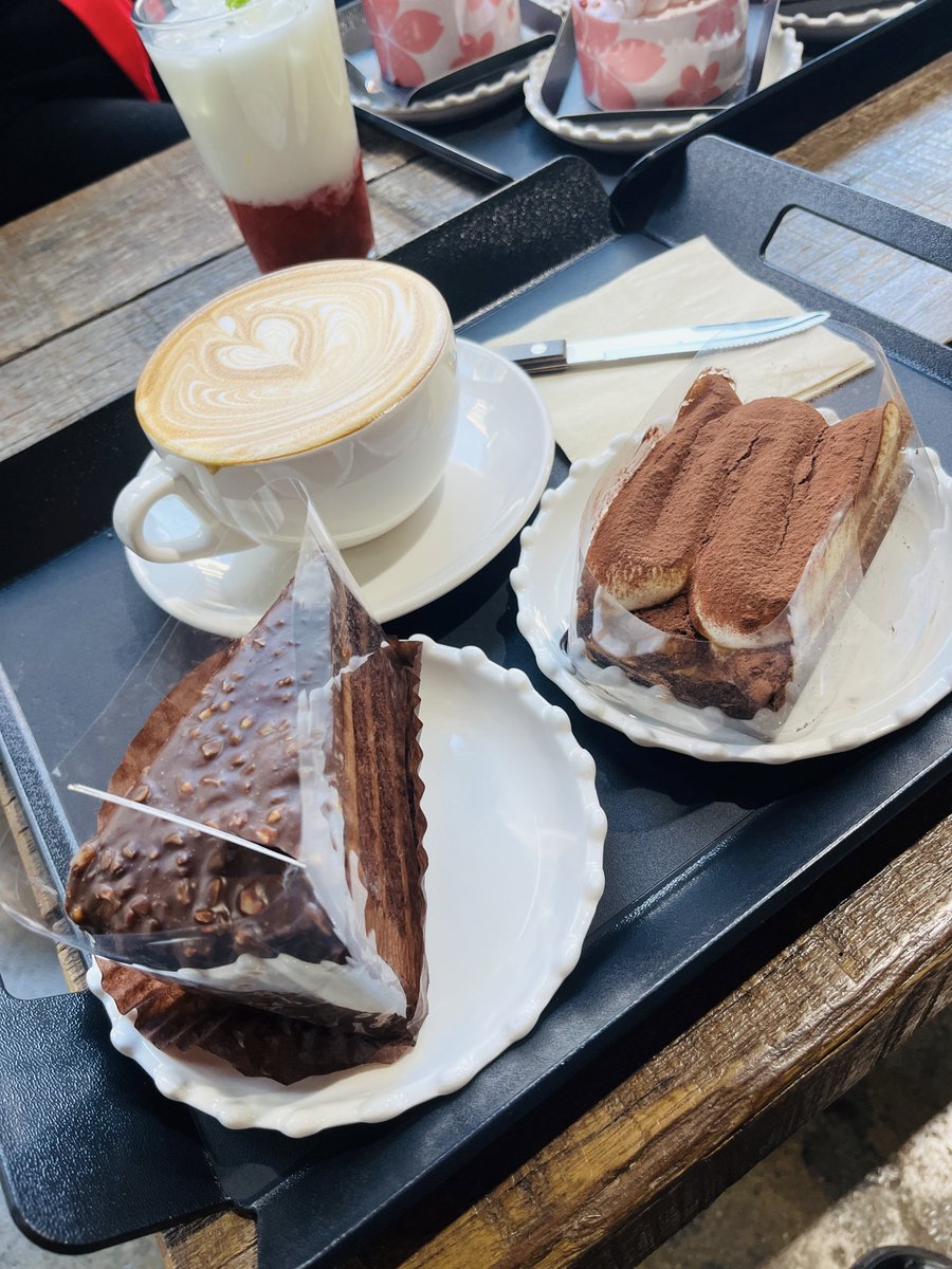 pantxaa's tweet photo. @AntoTruth Es la cafeteria del papa del bts? Jffj si es asi, yo la encontré muy rica y económica, en chile por lo mismo te tomas un café con un pastelito y te sale eso fjf;-;  yo comi todo eso como por 8-9k chilenas fjfj https://t.co/tF0xdTdYOf