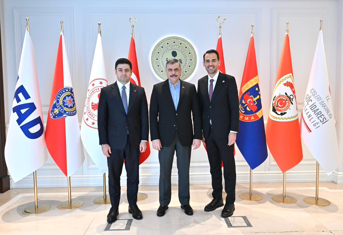 radarsan's tweet photo. 🇹🇷Trafikte can güvenliği konularındaki derin hassasiyetiyle gece gündüz mesai harcayan @TC_icisleri Bakanımız Sayın @mustafaciftcitr ’yi; @SSTEKResmi Genel Müdürümüz Suat Bey ile birlikte makamında ziyaret ettik. 

👧🏻👦🏻Geleceğimizin teminatı çocuklarımız başta olmak üzere, ülkemiz genelinde trafik bilincini en üst seviyeye çıkaracak öncü çalışmaları hep birlikte yürüteceğiz.

🤖Yüksek teknoloji çözümlerimizi arz ettiğimiz Sayın Bakanımıza; milli teknolojimize olan inançları ve nazik ev sahiplikleri için şükranlarımızı sunarız. 

#ÇocuklarımızİçinDEĞER
#Radarsan #TürkiyeninZekasıRadarsan #FizikselYapayZeka