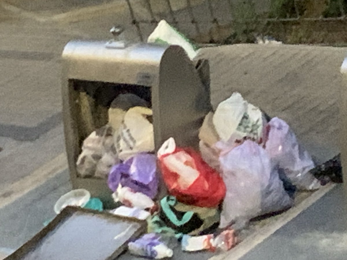 Carlos323656's tweet photo. Avenida Pocito de laa Nieves 10 de Las Rozas (Madrid) TODOS los domingos. Vergonzoso y ASQUEROSO. El Ayuntamiento, lejos de tomar medidas se limita a mandar el camioncito . Ni siquiera un letrero disuasorio. Eso si, cobra IBI. PENOSO https://t.co/hPjj2dES4i