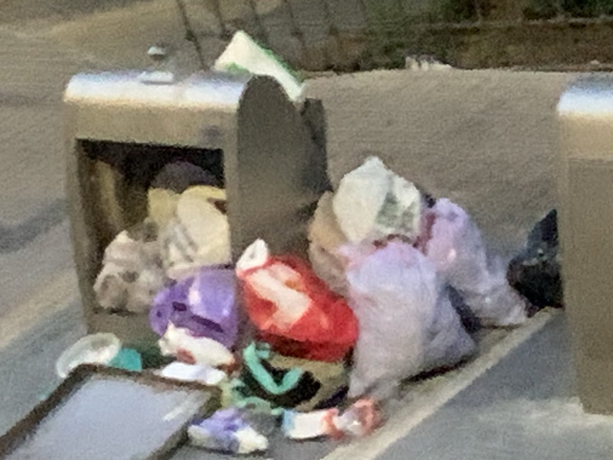 Carlos323656's tweet photo. Avenida Pocito de laa Nieves 10 de Las Rozas (Madrid) TODOS los domingos. Vergonzoso y ASQUEROSO. El Ayuntamiento, lejos de tomar medidas se limita a mandar el camioncito . Ni siquiera un letrero disuasorio. Eso si, cobra IBI. PENOSO https://t.co/hPjj2dES4i