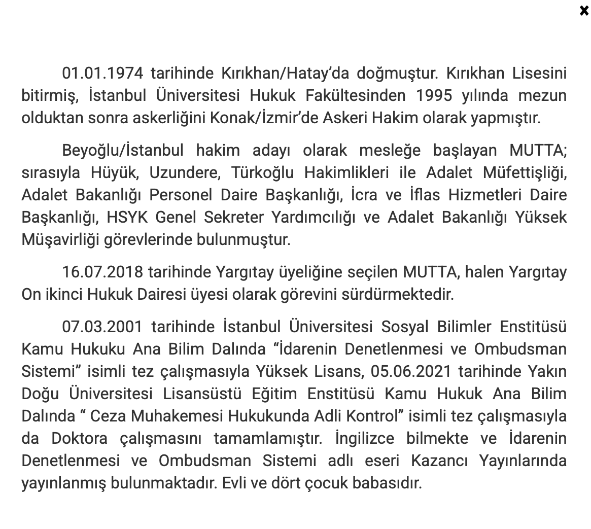 ufukyesil330's tweet photo. Gel de Merak Etme!

🎓Görseldeki belgeye göre Yüksek Seçim Kurulu'nun çiçeği burnunda başkanı Serdar Mutta doktor olmuş. YSK’daki özgeçmişinde Yakındoğu Üniversitesi’nde doktora yaptığı yazıyor. Bu Üniversitenin Lisans Üstü Eğitim-Öğretim Yönetmeliği’nin 31. Maddesine göre Doktora eğitimini tamamlamak için azami süre 12 yarıyıl (6 yıl) dır. Buraya kadar sorun yok. Ancak, Yönetmeliğin 19/2. maddesine göre; ‘doktora öğrencilerinin doktora eğitimleri süresince Sosyal Bilimler için en az 200 gün üniversitede bulunmaları’ şart. Bitmedi, Yönetmeliğin 13. maddesine göre doktora programında teorik derslerin %70’ine devam etmek de zorunlu. Yine, 30. maddeye göre de yüksek lisans mezunu olarak doktora programına kabul edilen öğrencilerin en az 21 yerel kredi ve 7 ders + 1 semineri tamamlamaları gerekiyor (Link: https://t.co/Y7ljWbuFZc).

📍Şimdi soru şu, Mutta’nın doktora eğitimini ortalama 4 veya 5 yılda tamamladığı varsayılsa 200 gün süreyle Yakındoğu Üniversitesinde nasıl kalmıştır? Hakim-savcıların 30 günlük yıllık izni ve eğer yıllık izni kullanmayıp adli tatile kalmaları halinde 43 günlük adli tatil hakları vardır. Mutta, yıllık izinlerini ya da adli tatilini Kıbrıs’ta geçirse dahi 200 günlük süreyi tamamlayabilmesi ve derslerin %70 lik kısmına devam edebilmesi mümkün değil. Zira adli tatilde Kıbrıs’a gitmiş olsa Yakındoğu Üniversitesinin ‘akademik takvimi’ne göre yaz dönemi dersleri 25-26 Haziran da başlayıp 17 Ağustos gibi bitiyor ve adli tatilin 20 Temmuz- 31 Ağustos arası olduğu düşünüldüğünde her yıl en fazla 20-25 gün üniversitede bulunabilir ve bu şekilde 200 günü tamamlayamaz. Adli tatil yerine 30 günlük yıllık izin kullandığı düşünülse yine üniversitede bulunması gereken 200 günlük süreyi 4-5, hatta 6 yılda tamamlayamaz. Bu durumda yıllık izin ya da adli tatil süreleri dışında ve daha önemlisi hafta içine denk gelen günlerde Kıbrıs’ta bulunması gerekir.

📌Mutta’nın, 2018’den beri Yargıtay üyesi ve öncesinde daha yoğun bir görev olan kararnameden sorumlu HSYK Genel Sekter Yardımcısı olduğu dikkate alındığında, 200 gün üniversitede bulunma ve derslerin %70’ine katılma şartlarını nasıl karşılamıştır? Hakim ve savcıların doktora yapabilmesi için 2802 sayılı Kanun’un 31. maddesi gereğince HSK’nın izni gerekmekte olup, Mutta’nın yıllık izin ve adli tatil dışında Kıbrıs’a gidebilmesi için HSK’nın verdiği bir izin var mıdır ve varsa bu izin neye dayanarak verilmiştir? Yine, doktora eğitiminin en az 3 yılına Yargıtay üyesi olduğu dönemde devam ettiği düşünüldüğünde, Yargıtay Başkanlığı tarafından mesai günlerinde Kıbrıs’a gitmesi konusunda verilmiş bir izin var mıdır? Varsa bunun yasal dayanağı nedir?