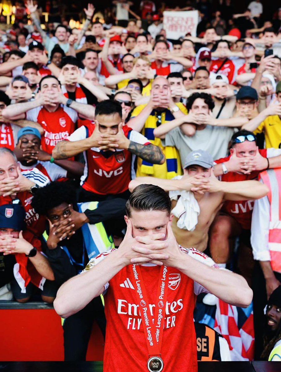 Footballtweet's tweet photo. 🚨 WHAT AN IMAGE! Arsenal fans all copying Viktor Gyökeres’ celebration after winning the Premier League title. 😍🇸🇪 https://t.co/wcpbij80dU