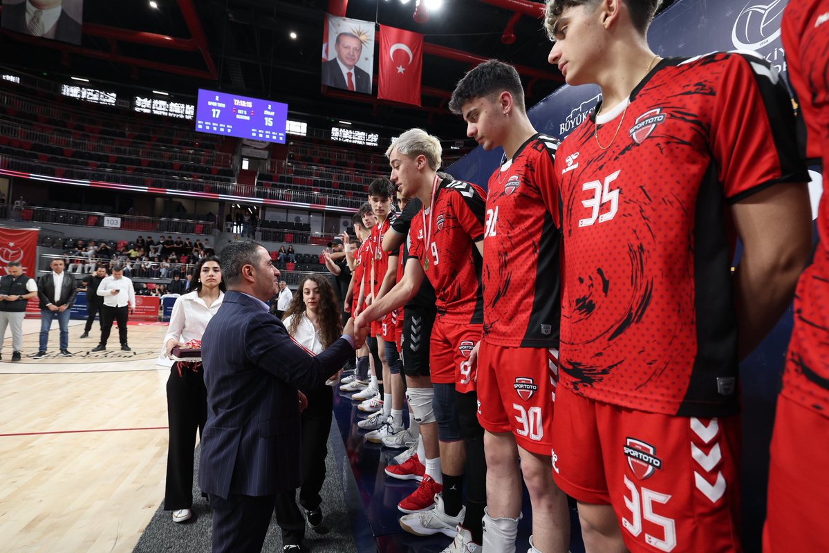 BBozgeyik_27's tweet photo. Gaziantep Kamil Ocak Kapalı Spor Salonu 📍

Türkiye Genç Erkekler Voleybol finallerini Gaziantep’imize getirmenin büyük gururunu yaşıyoruz! Şampiyonayı kürsüde tamamlayan @SporTotoSK, @ZiraatBankasiSK ve @FBvoleybol  ’yi yürekten tebrik ediyorum. 
👏🏆

Şehrimize kazandırdığımız onlarca eserin en yenisi olan Kamil Ocak Spor Salonu’muzda, çok özel ve tarihi bir final heyecanına hep birlikte tanıklık ettik. 🏐🇹🇷

Bizim kuşak tek bir halı sahanın dahi ne demek olduğunu, kıymetini çok iyi bilir... Bugün ise bu şehrin çocukları tüm branşlarda Türkiye, Avrupa ve dünya derecelerine rahatlıkla koşabilsin diye muazzam altyapı tesislerini onların hizmetine sunuyoruz.

Geleceğimizin teminatı olan evlatlarımıza laf değil, kalıcı miraslar bırakacak güçlü bir #EserSiyaseti anlayışıyla durmaksızın çalışmaya devam edeceğiz! 💪✨

@RTErdogan
@gencliksporbak
@SPORTOTO 🏅
@ZiraatBankasiSK 🥈
@FBvoleybol 🥉
@TVForgtr 
@GaziantepBeld 
@GSB_Gaziantep 

#Gaziantep #SporŞehriGaziantep
#KamilOcak #Voleybol  #Sportoto #Ziraat