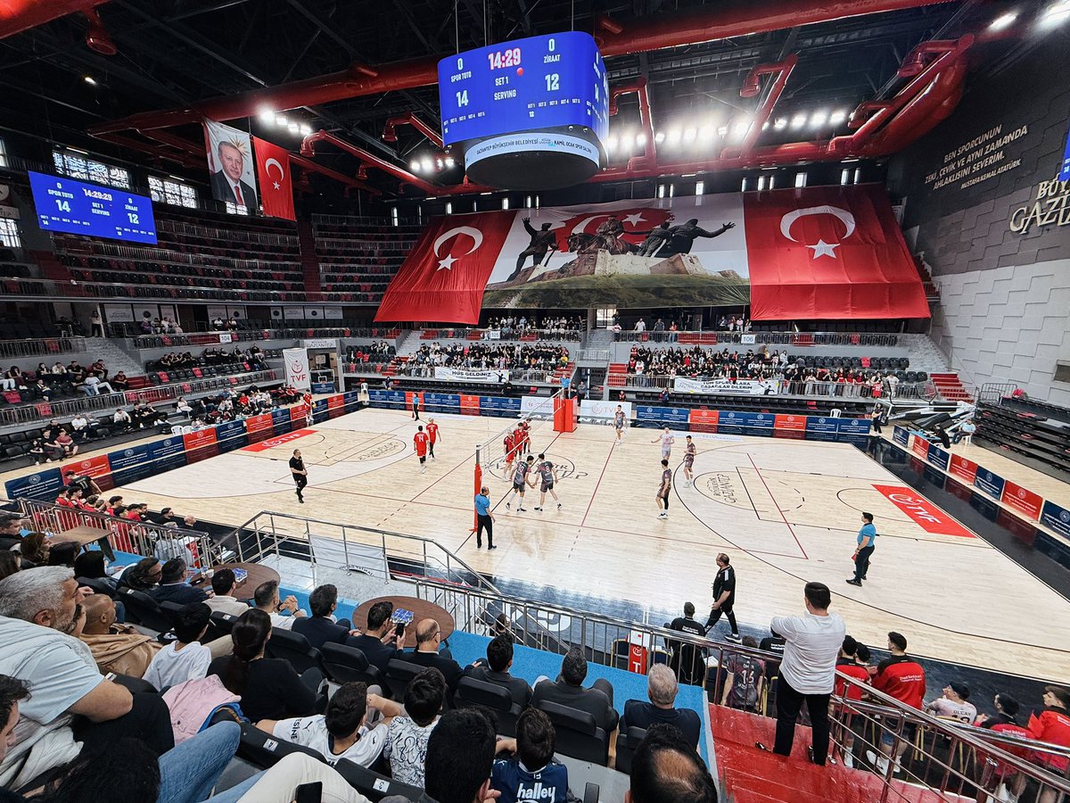 BBozgeyik_27's tweet photo. Gaziantep Kamil Ocak Kapalı Spor Salonu 📍

Türkiye Genç Erkekler Voleybol finallerini Gaziantep’imize getirmenin büyük gururunu yaşıyoruz! Şampiyonayı kürsüde tamamlayan @SporTotoSK, @ZiraatBankasiSK ve @FBvoleybol  ’yi yürekten tebrik ediyorum. 
👏🏆

Şehrimize kazandırdığımız onlarca eserin en yenisi olan Kamil Ocak Spor Salonu’muzda, çok özel ve tarihi bir final heyecanına hep birlikte tanıklık ettik. 🏐🇹🇷

Bizim kuşak tek bir halı sahanın dahi ne demek olduğunu, kıymetini çok iyi bilir... Bugün ise bu şehrin çocukları tüm branşlarda Türkiye, Avrupa ve dünya derecelerine rahatlıkla koşabilsin diye muazzam altyapı tesislerini onların hizmetine sunuyoruz.

Geleceğimizin teminatı olan evlatlarımıza laf değil, kalıcı miraslar bırakacak güçlü bir #EserSiyaseti anlayışıyla durmaksızın çalışmaya devam edeceğiz! 💪✨

@RTErdogan
@gencliksporbak
@SPORTOTO 🏅
@ZiraatBankasiSK 🥈
@FBvoleybol 🥉
@TVForgtr 
@GaziantepBeld 
@GSB_Gaziantep 

#Gaziantep #SporŞehriGaziantep
#KamilOcak #Voleybol  #Sportoto #Ziraat