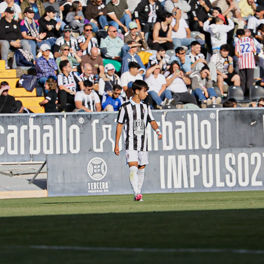 Garcia_Duran_'s tweet photo. No recuerdo una irrupción como la de este chico en mucho, mucho, tiempo. 

Descaro, desequilibrio y ese pellizquito de genialidad que solo tienen los que son diferentes. 

Manu Hernández. Ha nacido.

📸 @CDBadajoz https://t.co/Odr0tGdloo