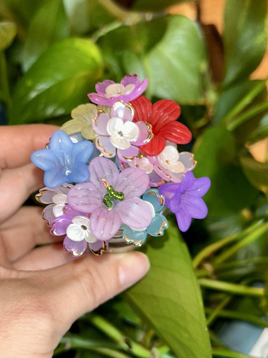ShaniasVersion's tweet photo. Look at these cute little beaded flowers I made 🥰 https://t.co/fv69aLHkyz