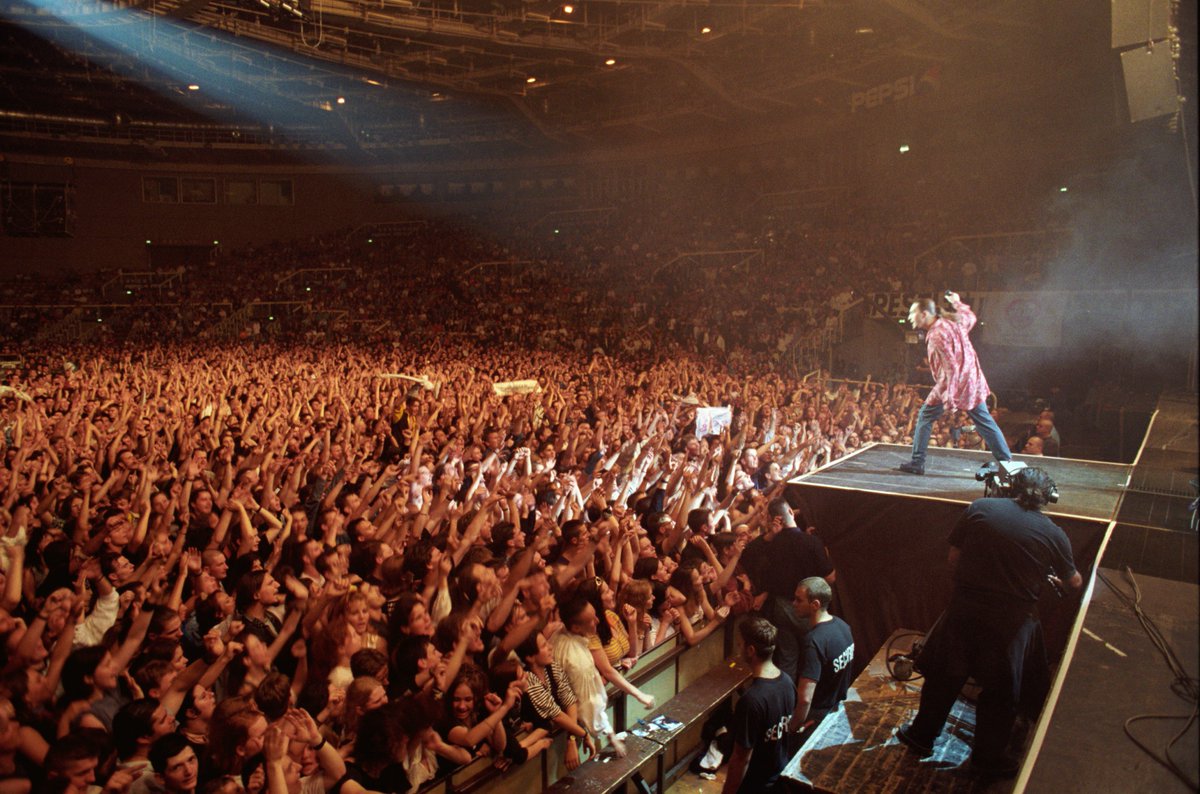 akosinfo's tweet photo. MA 29 éve: Beavatás lemezbemutató koncert a Budapest Sportcsarnokban! https://t.co/00Xt5pCjbp