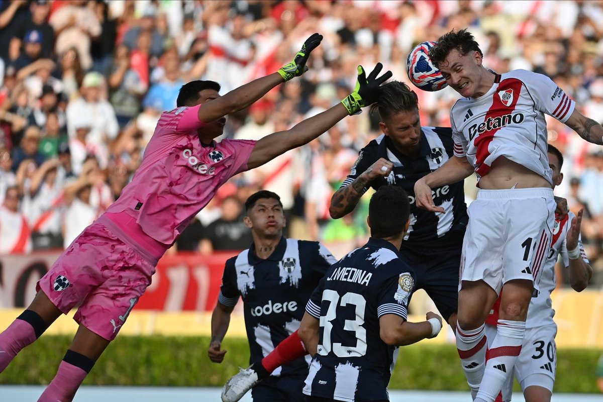 lazoop_'s tweet photo. @RiverPlate LOS HICISTE MIERDA ANDRADA https://t.co/7W0CRQELmr