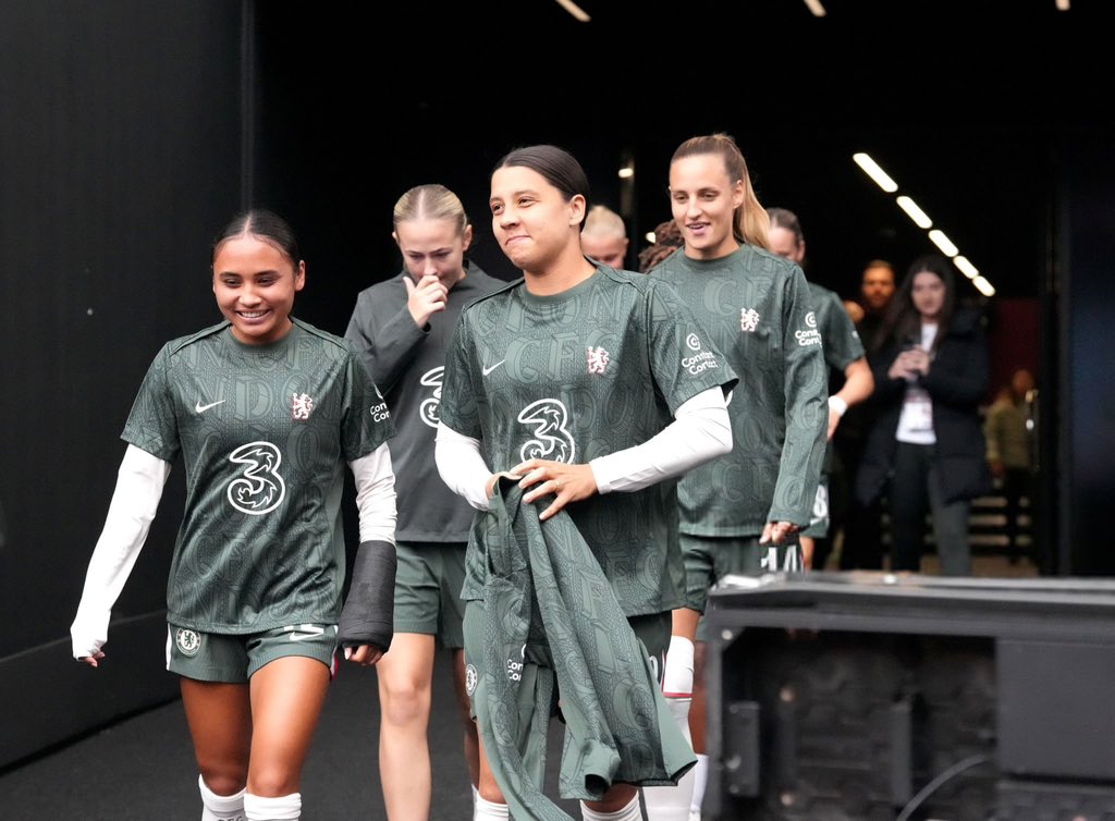 CFC__Women's tweet photo. 🗣️ Alyssa Thompson on Sam Kerr: “Honestly, I feel honoured to have shared the field with her. You can always count on her to score, which is a quality that not a lot of people have. And off the field, she’s one of the funniest people; she’s so outgoing and very welcoming to everyone.

I think she really brings you in with her humour. I feel like a lot of great people, the best in sport, are kind of scary, but she’s the most friendly person that I could talk to. 

I really look up to her as a forward, scoring that many goals, and just being such a force on the field is something that I want to do. Having played with her is so cool, to be honest.”

— Chelsea FC