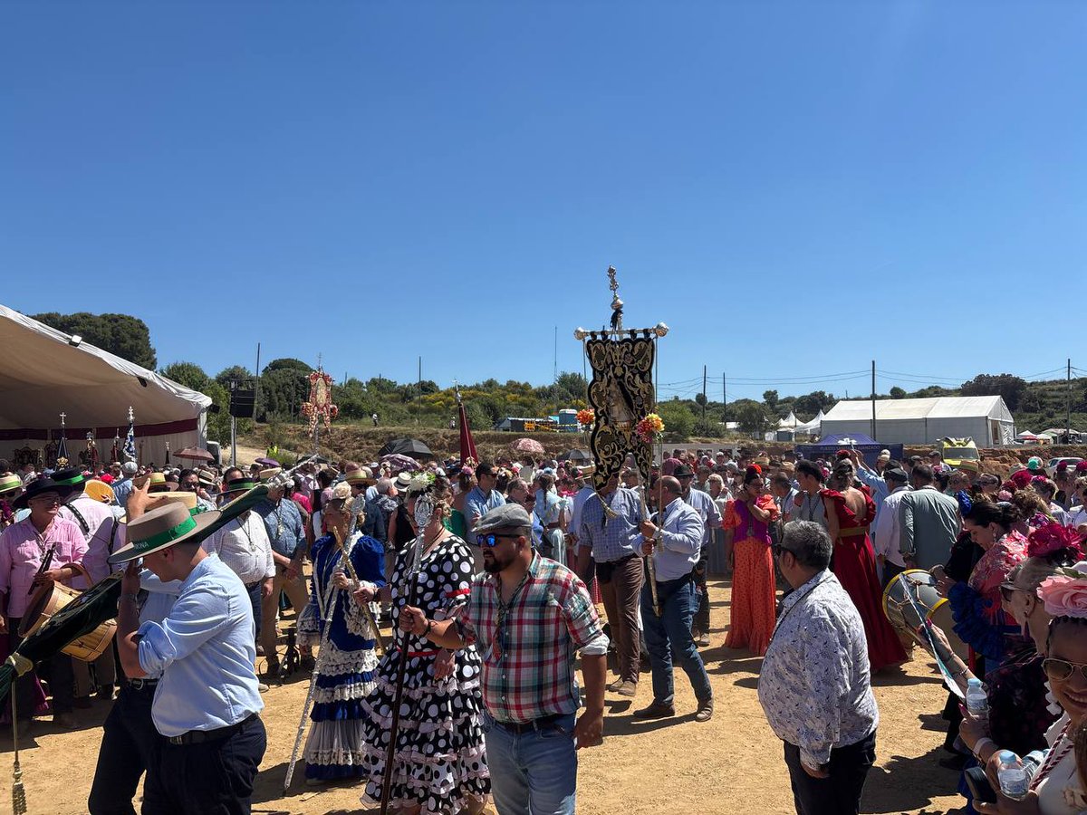 coquegarcia's tweet photo. Avui diumenge de #Rocío amb @XMombi, acompanyant les entitats rocieras de #LHospitalet
Calor intens i acollida increïble, com sempre❤️

M'ha fet enyorar els bons moments a la meva romeria de la #Bella⚪🔵, a #Lepe 🤩 https://t.co/SHPxv2SyD4
