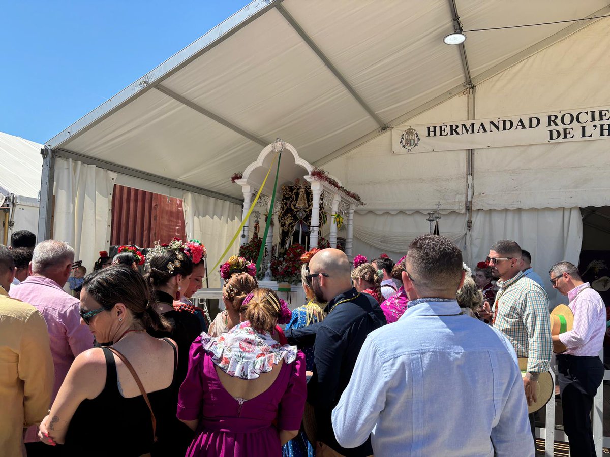 coquegarcia's tweet photo. Avui diumenge de #Rocío amb @XMombi, acompanyant les entitats rocieras de #LHospitalet
Calor intens i acollida increïble, com sempre❤️

M'ha fet enyorar els bons moments a la meva romeria de la #Bella⚪🔵, a #Lepe 🤩 https://t.co/SHPxv2SyD4