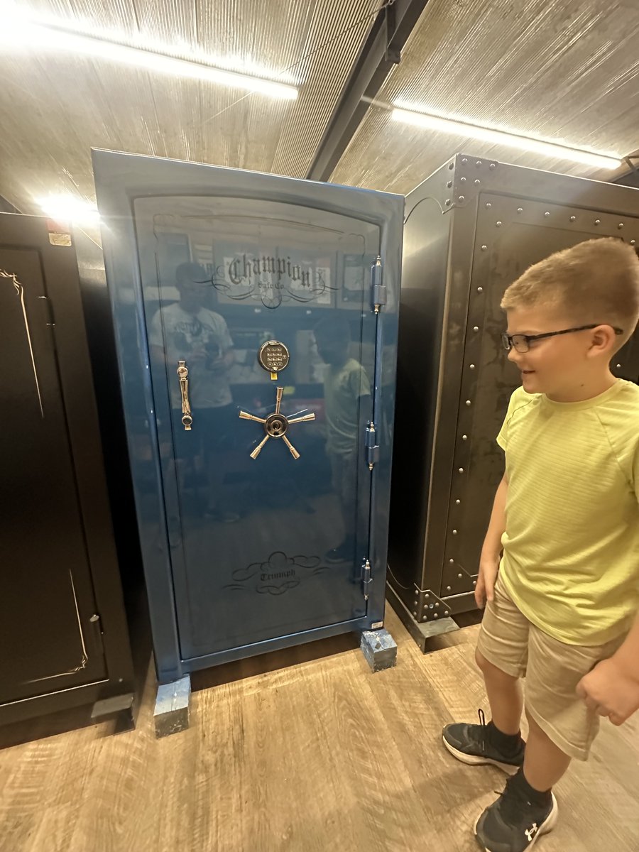 mad_breadloaf's tweet photo. What do you think about blue, my dude? https://t.co/jyJquQDzCD