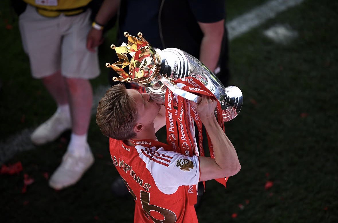kalec55's tweet photo. and the theme is: arsenal skippers with trophies on may 24th https://t.co/EzSLxvkz2y