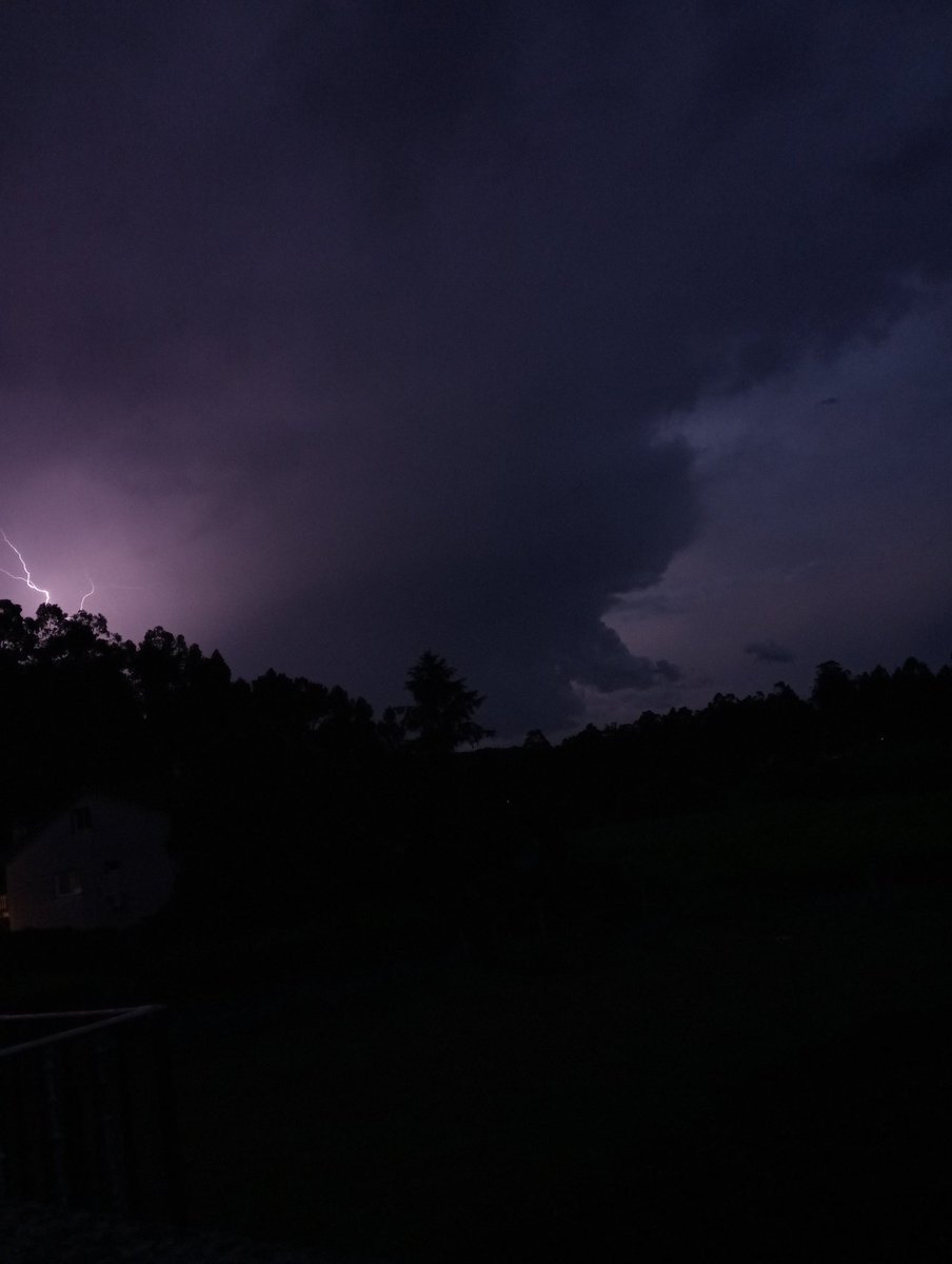 EstadistaLoco's tweet photo. Fotos da Alta actividade tormentosa pola zona de Vilagarcía - Caldas en estos momentos @MeteoGalicia @OTempoTVG @RedmeteoP https://t.co/CTihRd2lEl