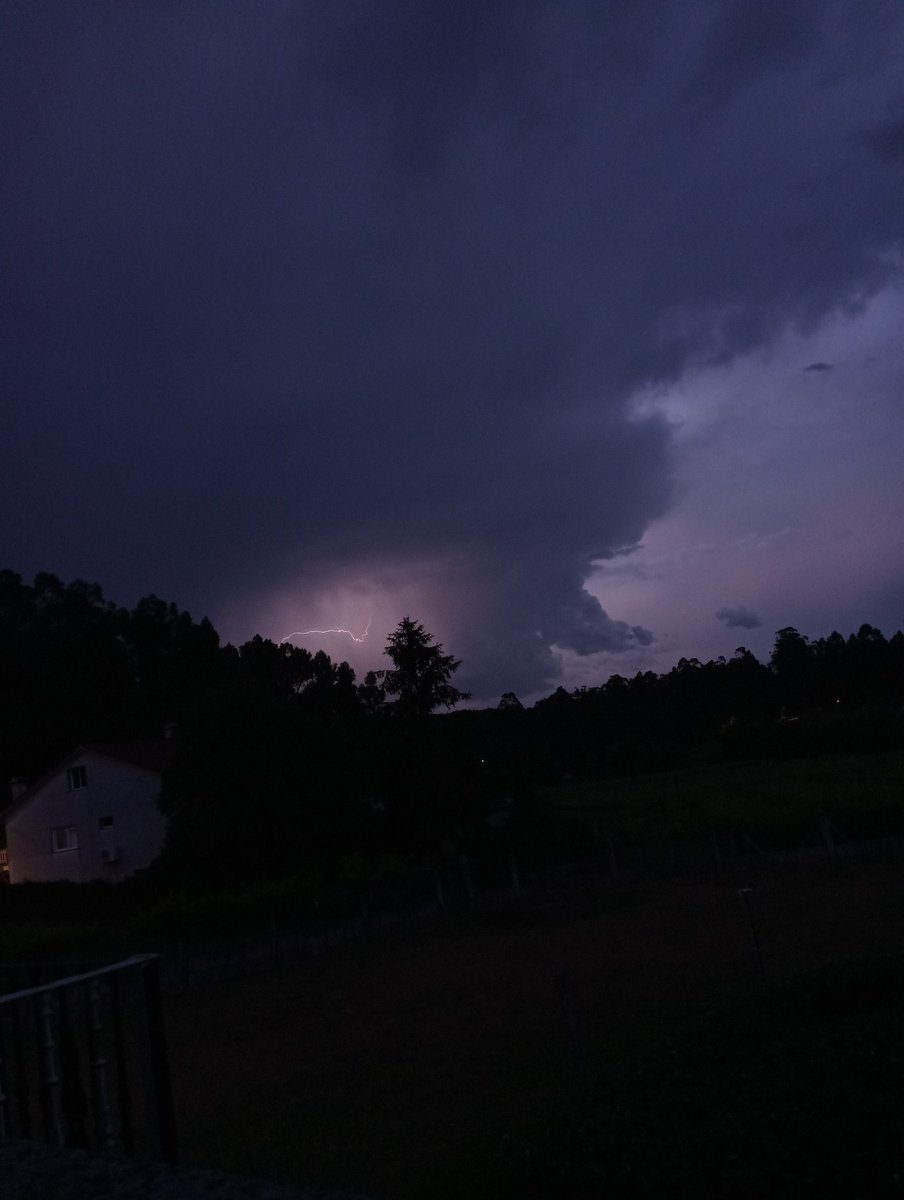 EstadistaLoco's tweet photo. Fotos da Alta actividade tormentosa pola zona de Vilagarcía - Caldas en estos momentos @MeteoGalicia @OTempoTVG @RedmeteoP https://t.co/CTihRd2lEl