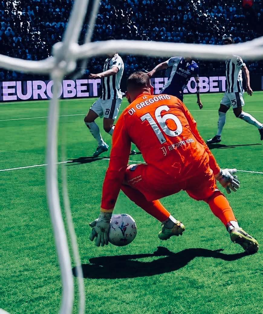 LucaMurachelli's tweet photo. Possiamo dire tutto quello che vogliamo: che ce lo meritiamo, che abbiamo una squadra scarsa e una società ridicola.
Ma la verità è che siamo fuori dalla #UCL perché abbiamo avuto in porta un “portiere” di una mediocrità senza senso.
Fotografia #Juventus.
 #ToroJuve  #DiGregorio https://t.co/4oe8sbUb8o
