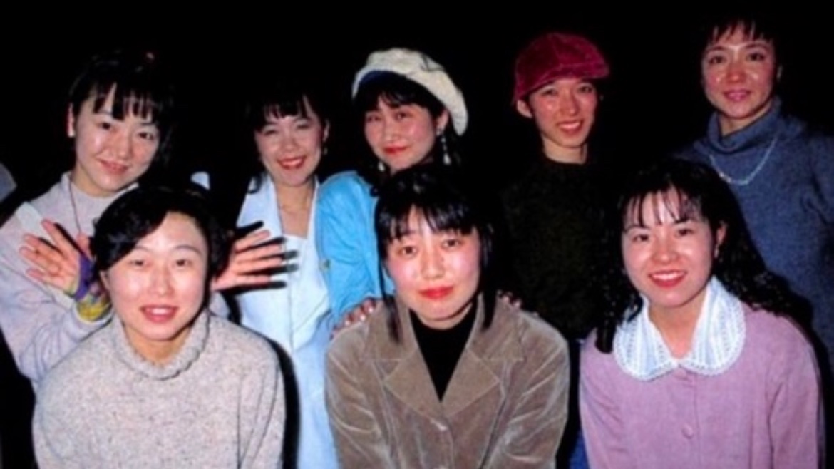 yumiey73_sub's tweet photo. 私は『スーパーリアル麻雀PⅢ』で芹沢香澄を演じました。
山崎和佳奈さんは、『スーパーリアル麻雀PⅤ』での藤原綾役でした。
スーパーリアル麻雀のキャラクターの声優が集まった貴重な一枚の写真です。
和佳奈さんと私は同じ歳でした。
素敵な笑顔いっぱいの彼女にもう会えないのが残念でなりません。
ご冥福をお祈りいたします🙏