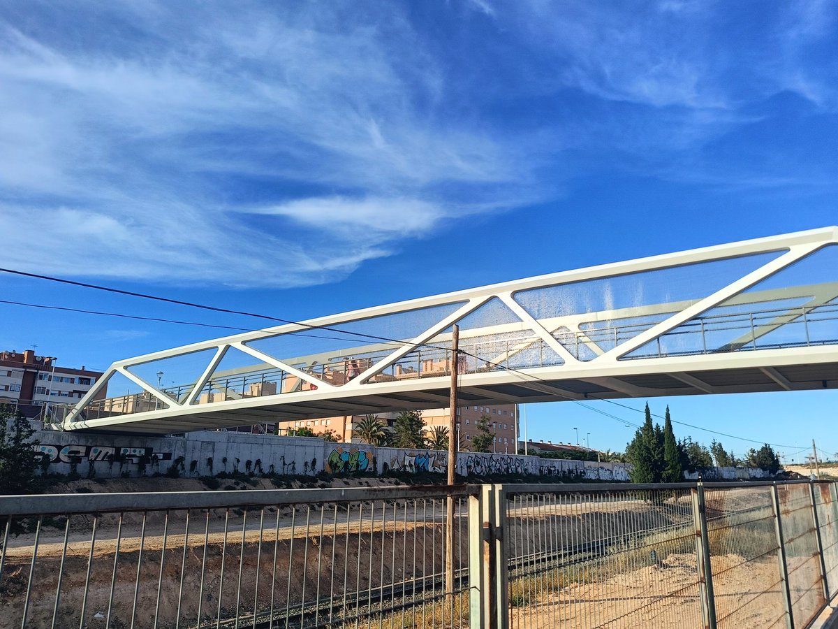 fotosdeelche's tweet photo. Pasarela Sobre Las Vías del Tren. Nuevo Altabix https://t.co/AvX4OuzJN1