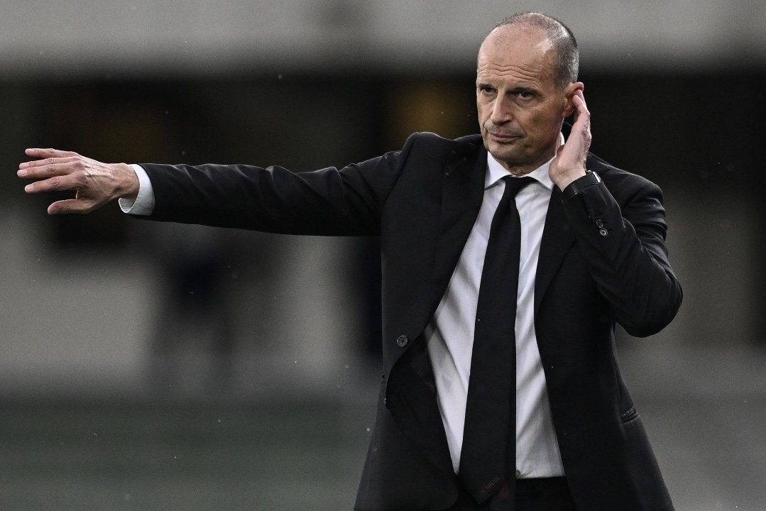RealMarco94's tweet photo. Allegri. Allenatore finito. Ha ripetuto i danni della sua Juve bis. Non il principale colpevole, era la toppa senza supporto, il parafulmine. Con una società debole che si aspettava da lui che risolvesse tutti i problemi di una gestione scellerata. Superato, altamente limitato, un teorico del nulla, inutile se non con dei Campioni che fanno il lavoro al posto suo .Doveva "mentalizzare", supportare il gruppo dal punto di vista psicologico... si è fatto travolgere dagli eventi invece. Si è nutrito dell'entusiasmo del nuovo che arriva, perso il "sogno" la squadra è implosa su se stessa. Fisicamente a pezzi con sole 38 partite, mentalmente fragile.  Senza un identità di gioco propositiva su cui appoggiarsi nei momenti bui. Finchè i singoli hanno brillato si produceva, poi il buio.  Ha costruito il nulla piu assoluto. Un girone di ritorno vergognoso di cui ha ampissime colpe. Non è un costruttore ma un gestore, la sua storia parla per lui, ha sempre faticato nel trovare soluzioni contro avversari chiusi o quando deve rimontare un gol.
Il campo è stato chiaro, netto, nulla si improvvisa.
Ma non si è scelto da solo, gli hanno proposto un progetto incoerente con la sua figura. Se scegli Allegri devi impostare una filosofia di mercato differente, altrimenti il "progetto" non è  sostenibile. Gli investimenti diventano zavorre. Ma questo non è più un suo problema, non una sua colpa.