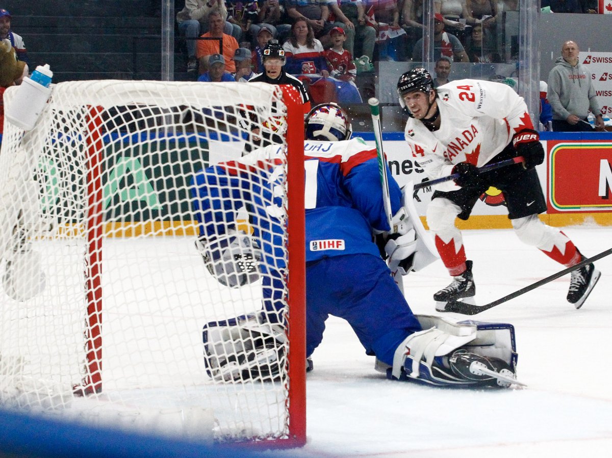 hockeyfans_ch's tweet photo. Die Slowakei und Kanada zeigten ein intensives Spiel, welches erst im Schlussabschnitt entschieden wurde. Kanada festigt den ersten Platz in der Gruppe B.
https://t.co/Ys2I2kliAZ
📷 Christoph Perren / https://t.co/PtVsHdVS16
#IIHFWorlds #iihfhockey #IIHF #slovakia #canada https://t.co/FN8z3iWido