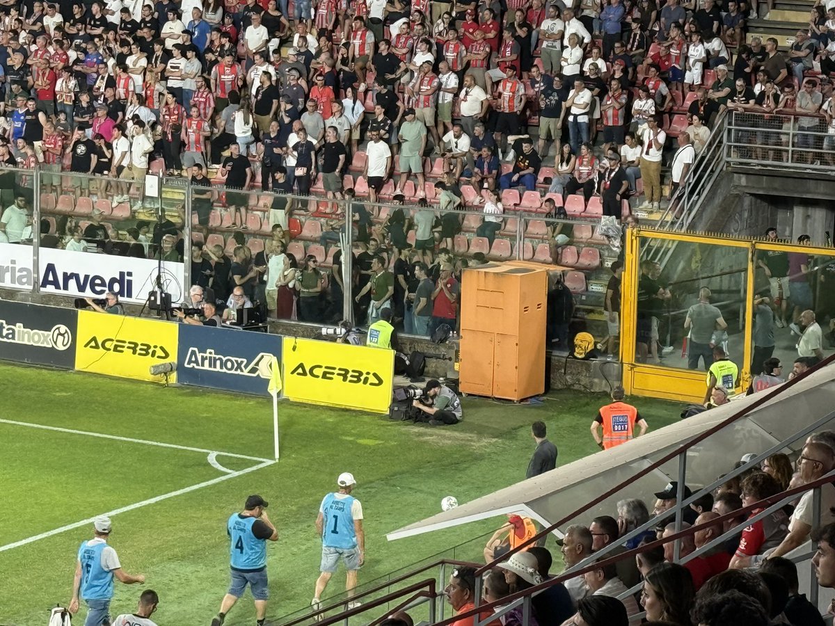 ultras_clips's tweet photo. 🇮🇹 In Cremona, Cremonese ultras left the stadium in protest after hearing about the events during Torino vs Juventus. 👏 https://t.co/BSCCuU7XDy