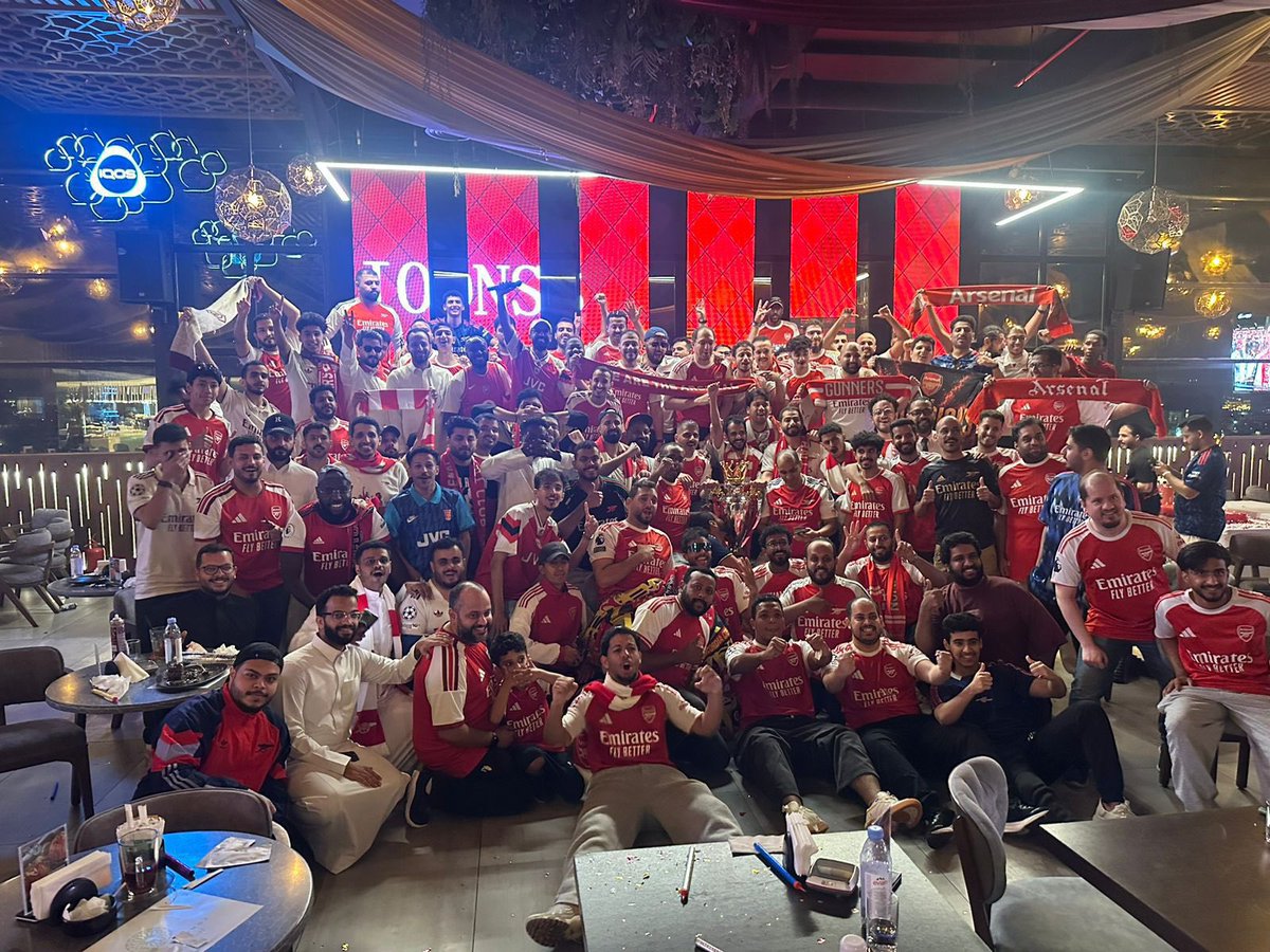 mod_0134's tweet photo. تشابمان احد اعظم مدربي ارسنال ، معرفاً نادي ارسنال :

انها عائله كبيره ، افرادها مترابطون مع بعضهم البعض ويسيرون في اتجاهٍ واحد 🤍🤍 https://t.co/Lc2cC0ExO7