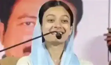 SWARAJYANIRMAN's tweet photo. वांद्र्यात गरीब नगर ह्या मुस्लिम अनधिकृत झोपड्या वर कारवारी केली त्यासाठी फडणवीस ना IT सेल कडून हिरो करण्याचा प्रयत्न केला जात आहे पण हि कारवाई ८ वर्ष कोर्टाच्या निकालाच्या प्रतीक्षेत रखडली होती. पश्चिम रेल्वे ला रुंदीकरणासाठी ह्या झोपड्या तोडणे गरजेचे होते हि जागा सुद्धा पश्चिम रेल्वे च्या मालकीची कोर्टाचा निकाल आला आणि स्थानिक प्रशासनाच्या मदतीने कारवाई झाली. 
मुंबई आणि उपनगरात उत्तर भारतीय मुस्लिमांच्या, बांग्लादेशींच्या ह्या झोपड्या म्हणजे काँग्रेस पक्षांने १९४७ पासून उभे केलेले मतदारसंघ, पुढे ह्या मतदार संघातून सुनील दत्त सारखे मुस्लिम एकगठ्ठा मतांचे राजकारण करून कायम निवडून येत राहिले. 
IT सेल ने त्यांच्या लाडक्या नेत्याला उरलेला बेहराम पाडा, कुर्ला, मुंब्रा जिथून हि हिरवा करू म्हणणारी निवडून आली, भिवंडी, भेंडीबाजार, भायखाळा, मानखुर्द, मुंब्रा शीळफाटा रस्त्याच्या दोन्ही बाजूला उभे राहिलेले हे सर्व अनाधिरकृत झोपडपट्ट्या मोहल्ले तोडून टाकण्यासाठी सुद्धा फडणवीसांकडे आग्रह धरला पाहिजे.