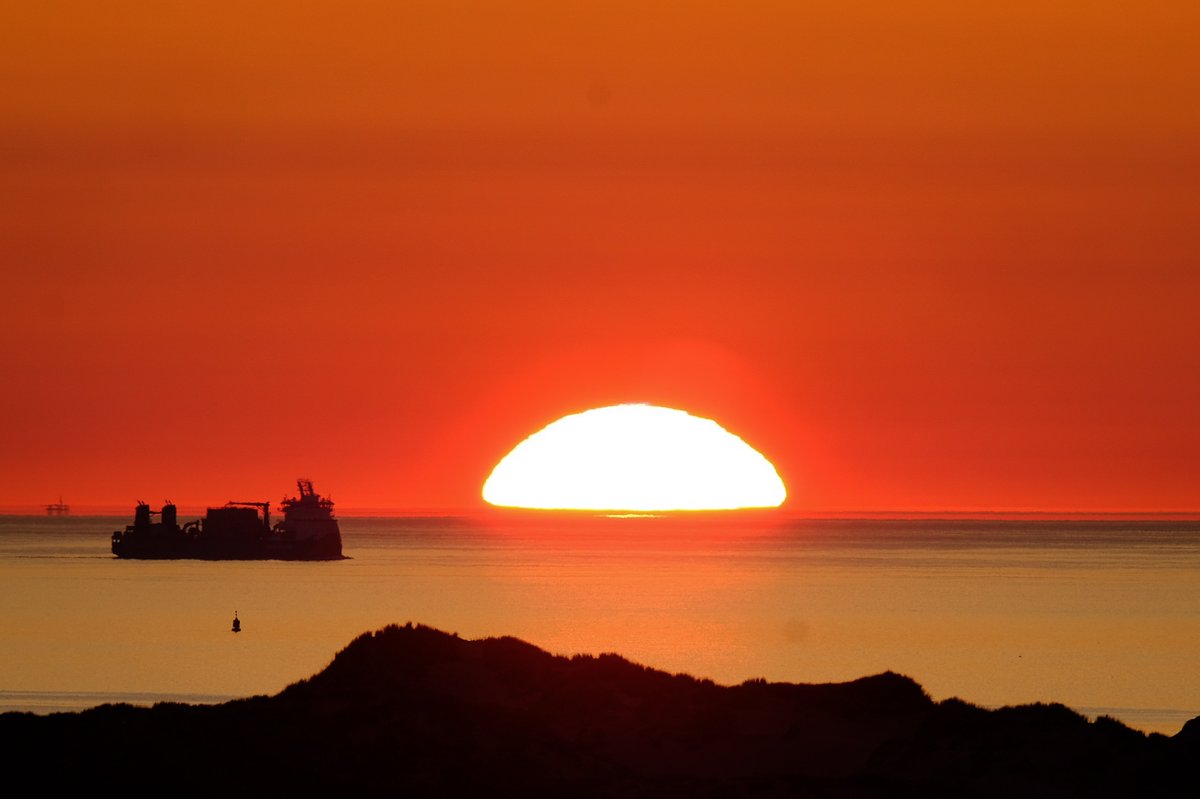 Brandaris_RWS's tweet photo. Vanavond tegen de zonsondergang zag deze vuurtorenwachter een schip van z'n oude baas voorbij varen , het valpijpschip Bravenes.
Altijd mooi die plaatjes tegen de ondergaande zon. https://t.co/G5ko7fdaF4