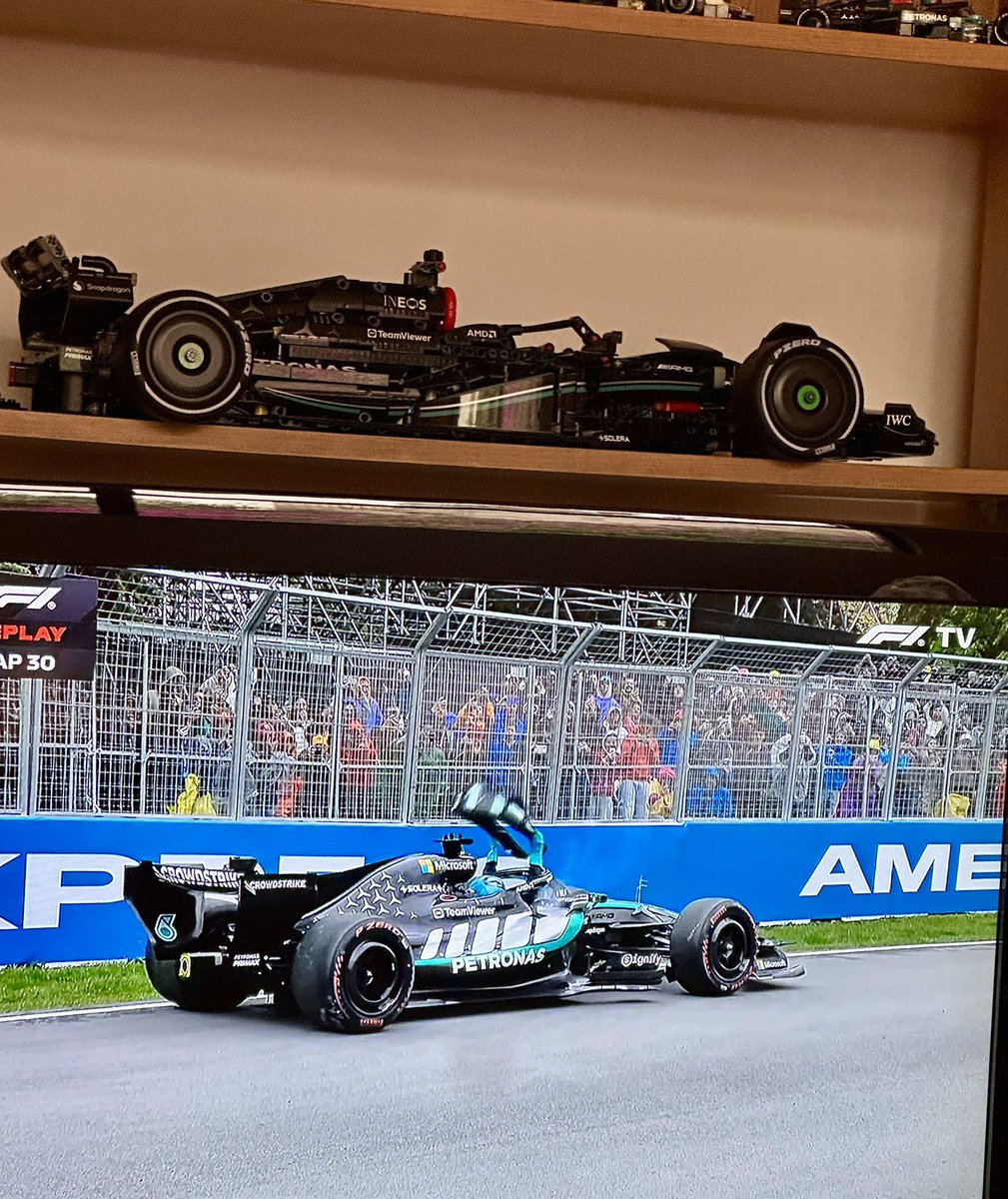 arcoma53's tweet photo. Tremenda la falla del @MercedesAMG de @GeorgeRussell63 lo deja fuera luego del gran duelo con @KimiAntonelli y queda @Max33Verstappen en 2 y @LewisHamilton en 3 @FranColapinto en 6 @mexicogp @VICTORMALPICA @Fabcast27 @lulysalzano https://t.co/PigI5zmNrL