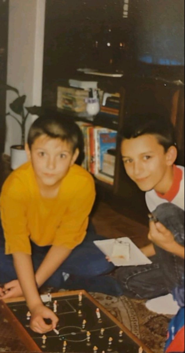tomash_'s tweet photo. Moj prvi komšija sa Naselja, pre 20 godina na današnji dan, oduzeo je sebi život, posle par godina borbe sa najtežim drogama.
Imao je samo 20 godina života.

Jednog dana ću, obećavam, njegovu priču pretočiti u knjigu ili film.

Nenad Đeri (1986 - 2006) https://t.co/v9A0TytYMb